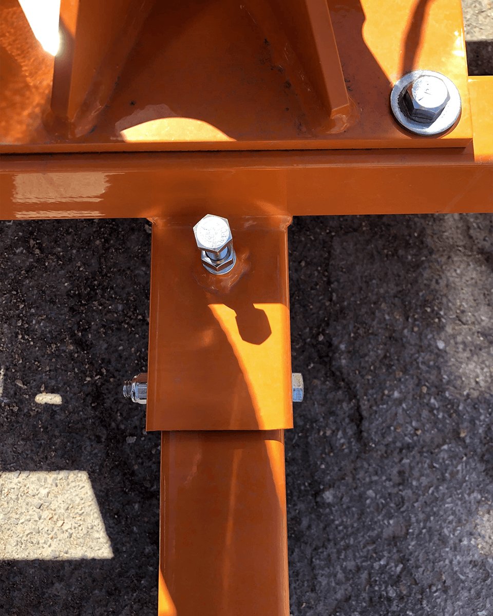 Bolts for the trailer hitch pole